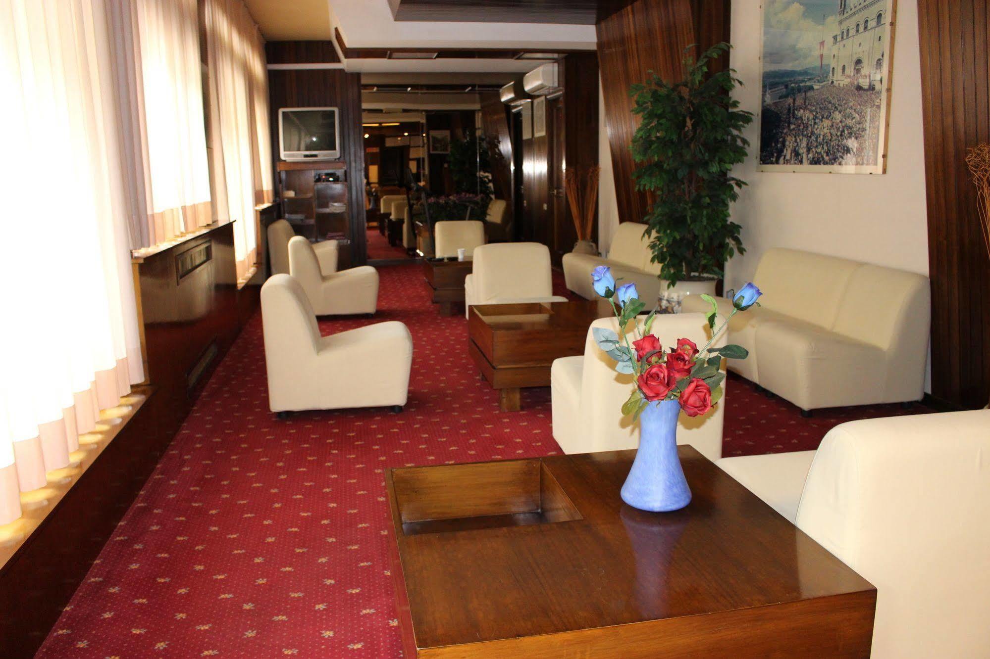 Hotel Pinolo Gubbio Bagian luar foto