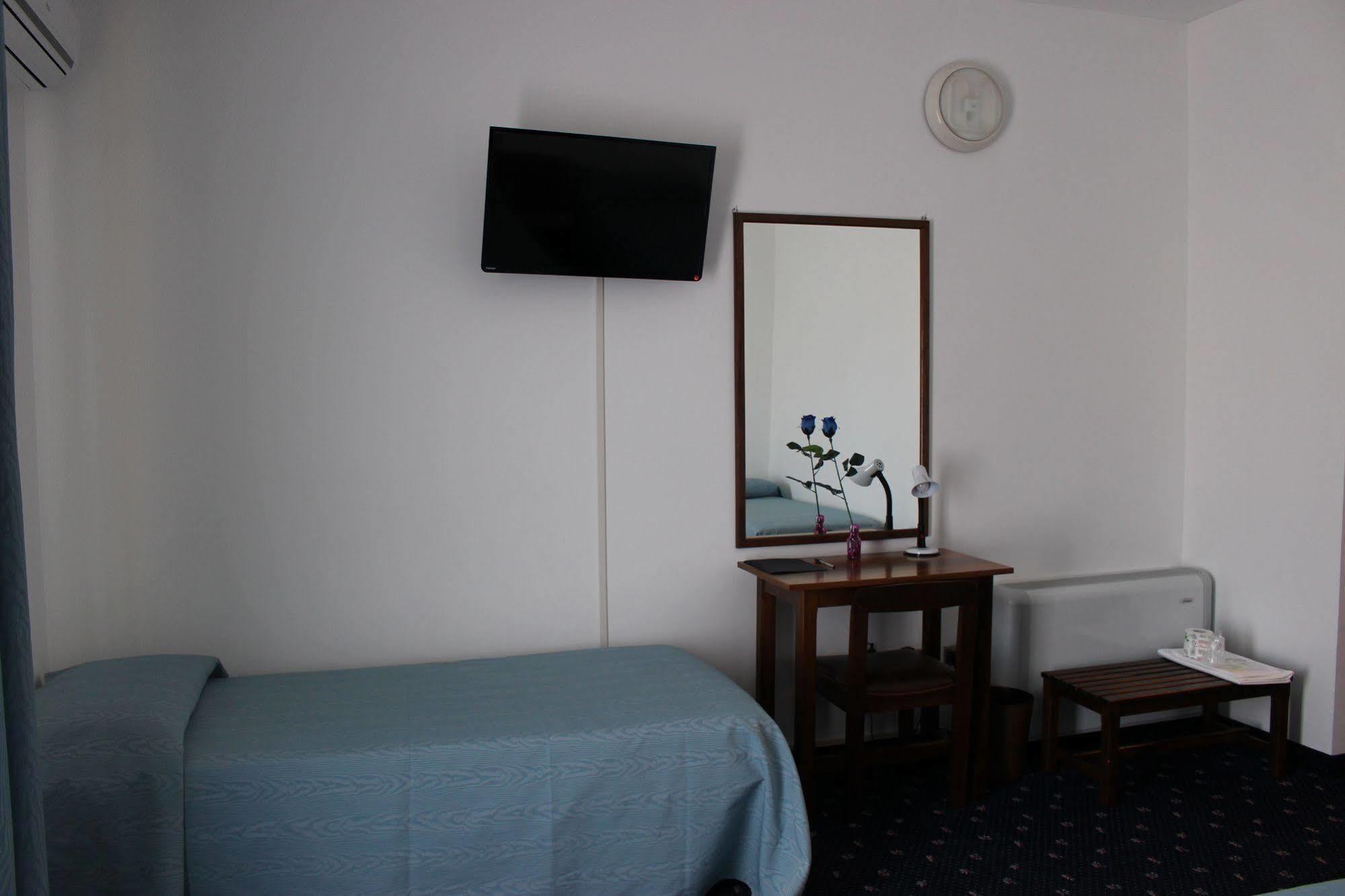 Hotel Pinolo Gubbio Bagian luar foto
