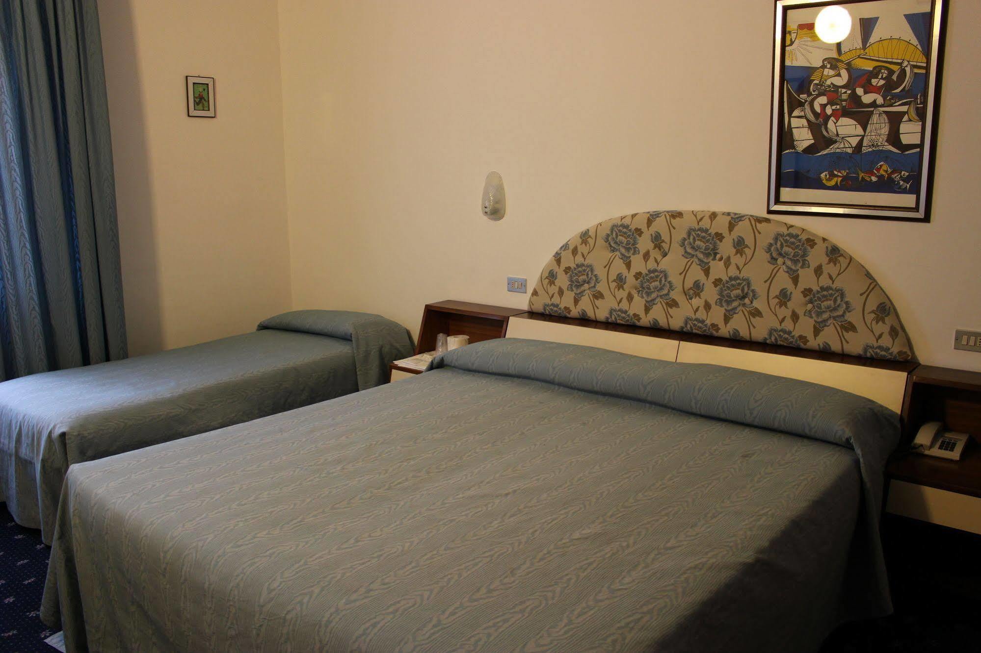 Hotel Pinolo Gubbio Bagian luar foto