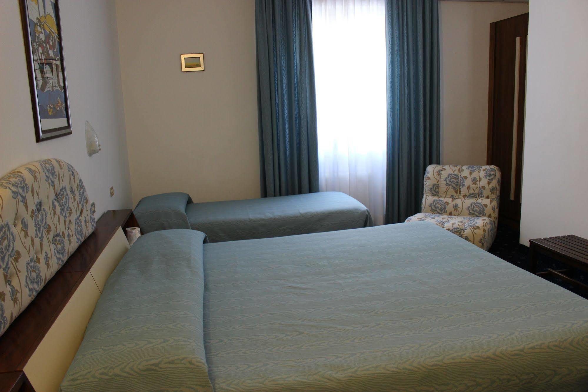 Hotel Pinolo Gubbio Bagian luar foto
