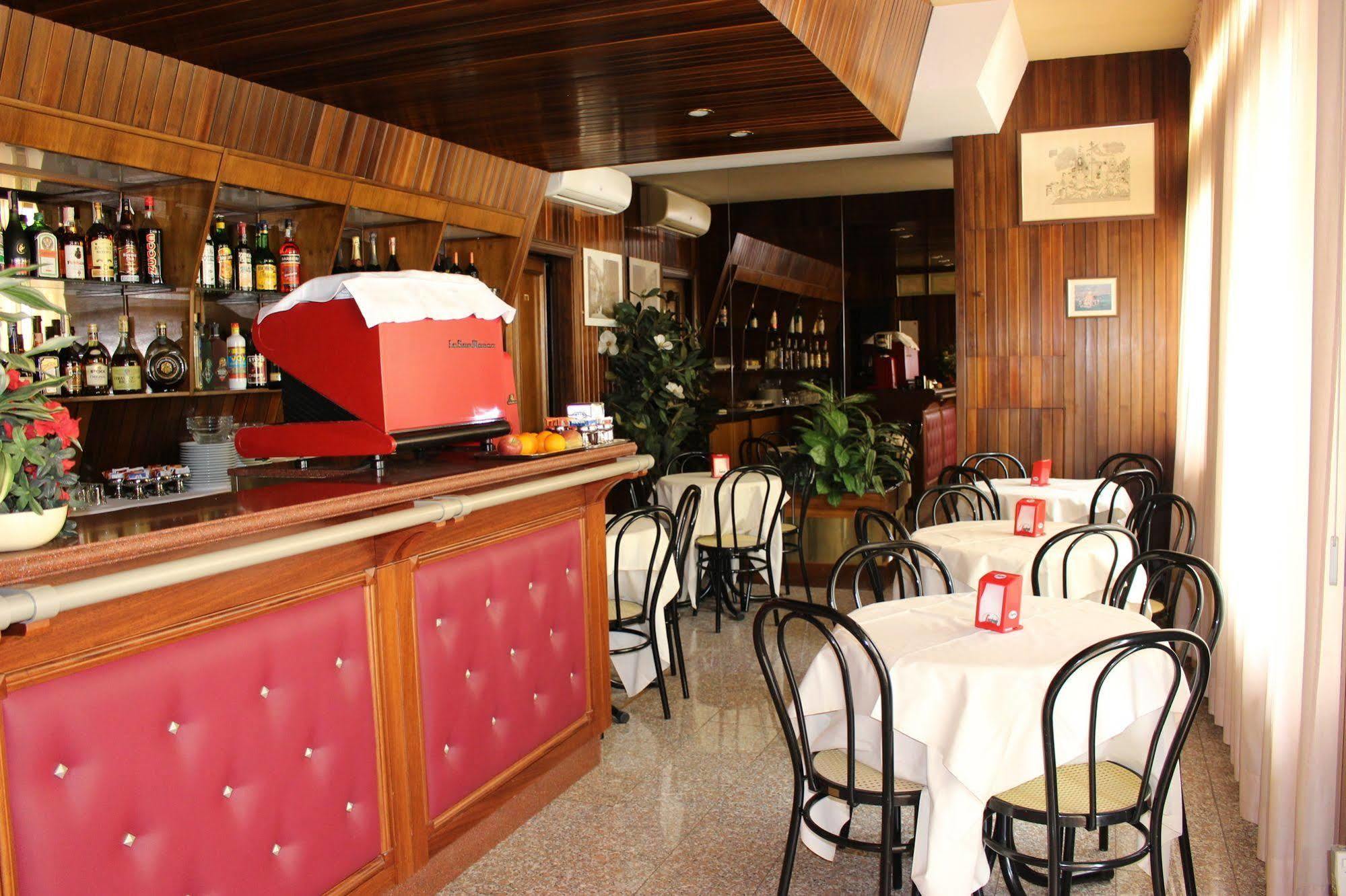 Hotel Pinolo Gubbio Bagian luar foto